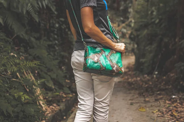 妇女与豪华蛇皮巨蟒手袋在热带森林。巴厘岛. — 图库照片