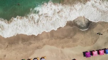 Bali Adası'havadan görünümü bakire Cennet plaj ve şemsiye. Endonezya.