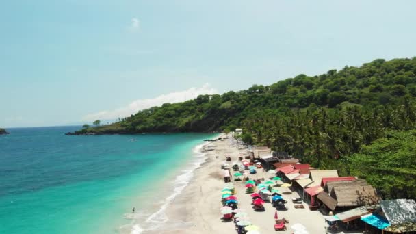 Vista aérea da paradisíaca praia Virgin na ilha de Bali. Indonésia . — Vídeo de Stock