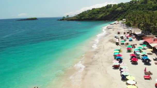 Vista aérea da paradisíaca praia Virgin na ilha de Bali. Indonésia . — Vídeo de Stock