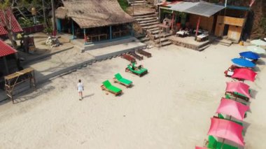 Genç balayı çiftin Bali tropikal plaj adada hava dron video. Endonezya.