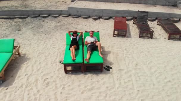 Vidéo de drone aérien de jeune couple en lune de miel sur la plage tropicale de Bali île . — Video