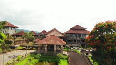 Bedugul, Bali adasındaki terk edilmiş otelin insansız hava aracı videosu..