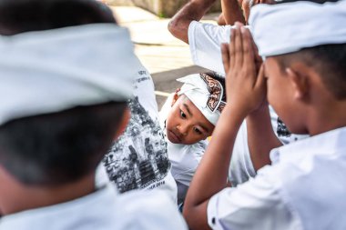 Bali, Endonezya - 9 Ekim 2018: Bali çocuk kültür töreni, Ubud üzerinde geleneksel giysiler içinde.