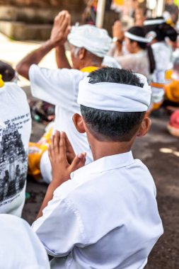 Bali dili çocuk geleneksel bir törenle üzerinde. Bali Adası.