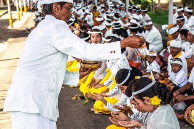 Bali, Endonezya - 9 Ekim 2018: Holyman bir traitional Balili hindu törenle Ubud, Bali Adası üzerinde.