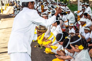 Bali, Endonezya - 9 Ekim 2018: Holyman bir traitional Balili hindu törenle Ubud, Bali Adası üzerinde.