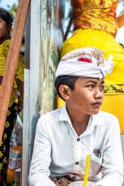 Bali, Endonezya - 9 Ekim 2018: Bali çocuk kültür töreni, Ubud üzerinde geleneksel giysiler içinde.