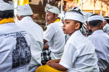 Bali, Endonezya - 9 Ekim 2018: Bali çocuk kültür töreni, Ubud üzerinde geleneksel giysiler içinde.