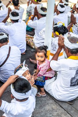 Bali, Endonezya - 9 Ekim 2018: Bali dili geleneksel tören küçük kız.