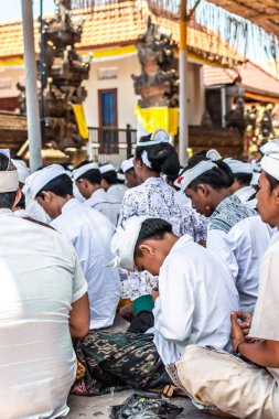 Bali, Endonezya - 9 Ekim 2018: Ubud, Pejeng büyük bir törenle üzerinde dua Bali insanlar.