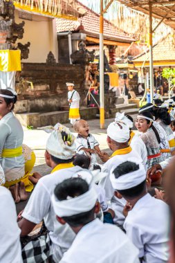 Bali, Endonezya - 9 Ekim 2018: Bali Ubud Bali bir törenle çocuk.