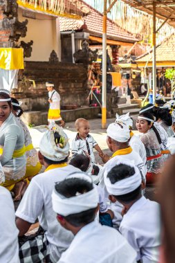 Bali, Endonezya - 9 Ekim 2018: Bali Ubud Bali bir törenle çocuk.