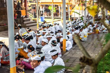 Bali, Endonezya - 9 Ekim 2018: Bali Ubud, Pejeng büyük bir törenle insanlar.