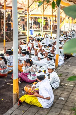 Bali, Endonezya - 9 Ekim 2018: Bali çocuk kültür töreni, Ubud üzerinde geleneksel giysiler içinde.