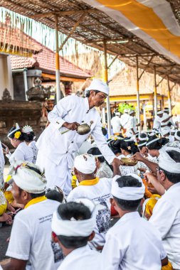 Bali, Endonezya - 9 Ekim 2018: Holyman bir traitional Balili hindu törenle Ubud, Bali Adası üzerinde.