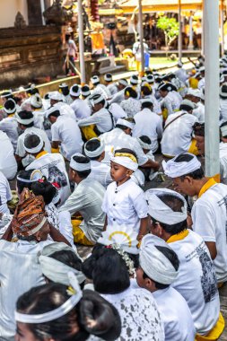 Bali, Endonezya - 9 Ekim 2018: Bali çocuk kültür töreni, Ubud üzerinde geleneksel giysiler içinde.