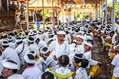 Bali, Endonezya - 9 Ekim 2018: Bali çocuk kültür töreni, Ubud üzerinde geleneksel giysiler içinde.