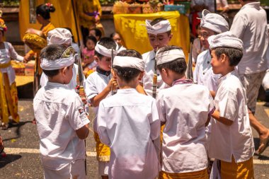 Bali, Endonezya - 3 Ekim 2018: Bali çocuklar törensel dans geleneksel kostüm, desa Pejeng Kangi Bali bir aile törenle üzerinde.