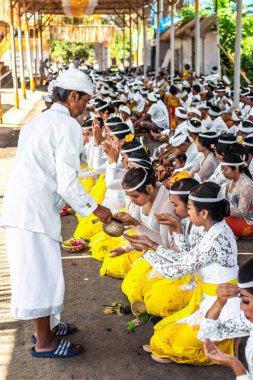 Bali, Endonezya - 9 Ekim 2018: Holyman bir traitional Balili hindu törenle Ubud, Bali Adası üzerinde.