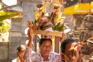 Bali, Endonezya - 3 Ekim 2018: Balili Kadın köy töreni geleneksel giysiler içinde.