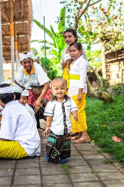 Bali, Endonezya - 9 Ekim 2018: Bali çocuk kültür töreni, Ubud üzerinde geleneksel giysiler içinde.