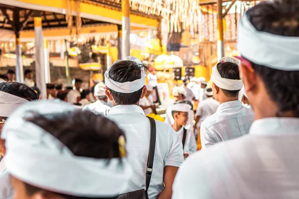 Bali, Indonezja - 9 października 2018: Balijczycy na duża uroczystość w Ubud, Pejeng. — Zdjęcie stockowe