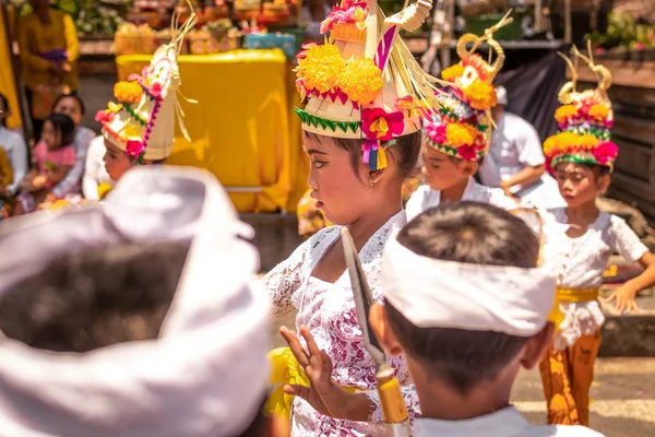 Bali, Endonezya - 3 Ekim 2018: desa Pejeng Kangi Bali bir aile törenle geleneksel kostüm dans Balili kızlar. — Stok fotoğraf