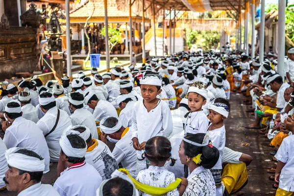 БАЛИ, ИНДОНЕЗИЯ - 9 ОКТЯБРЯ 2018 года: Балийский мальчик в традиционной одежде на культурной церемонии, Убуд . — стоковое фото