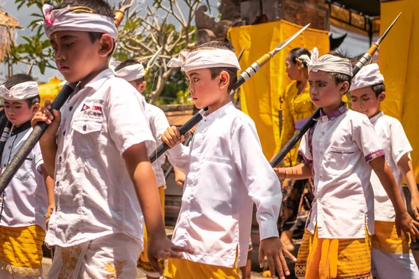 Bali, Endonezya - 3 Ekim 2018: Bali çocuklar törensel dans geleneksel kostüm, desa Pejeng Kangi Bali bir aile törenle üzerinde.