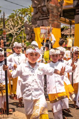 Bali, Endonezya - 3 Ekim 2018: Bali çocuklar törensel dans geleneksel kostüm, desa Pejeng Kangi Bali bir aile törenle üzerinde.