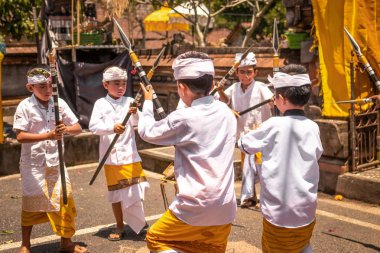 Bali, Endonezya - 3 Ekim 2018: Bali çocuklar törensel dans geleneksel kostüm, desa Pejeng Kangi Bali bir aile törenle üzerinde.