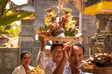 Bali, Endonezya - 3 Ekim 2018: Balili Kadın köy töreni geleneksel giysiler içinde.
