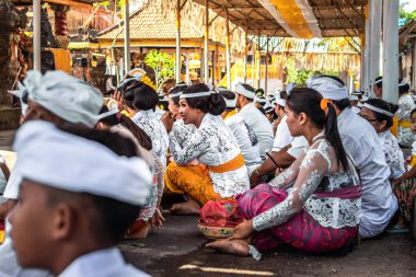 Bali, Endonezya - 9 Ekim 2018: Ubud, Pejeng büyük bir törenle üzerinde dua Bali insanlar.