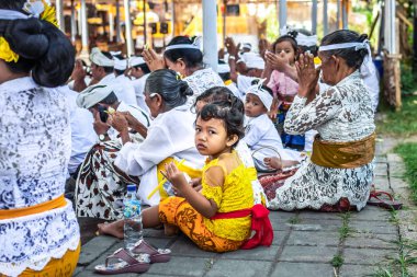 Bali, Endonezya - 9 Ekim 2018: Bali dili geleneksel tören küçük kız.