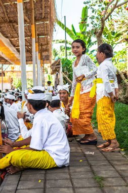 Bali, Endonezya - 9 Ekim 2018: Bali dili geleneksel tören küçük kız.