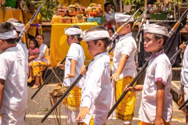 Bali, Endonezya - 3 Ekim 2018: Bali çocuklar törensel dans geleneksel kostüm, desa Pejeng Kangi Bali bir aile törenle üzerinde.
