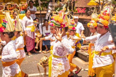 Bali, Endonezya - 3 Ekim 2018: desa Pejeng Kangi Bali bir aile törenle geleneksel kostüm dans Balili kızlar.