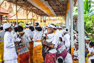 Bali, Endonezya - 9 Ekim 2018: Bali Ubud Bali bir törenle çocuk.