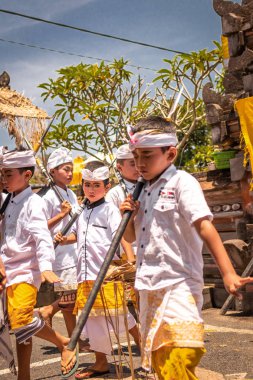 Bali, Endonezya - 3 Ekim 2018: Bali çocuklar törensel dans geleneksel kostüm, desa Pejeng Kangi Bali bir aile törenle üzerinde.