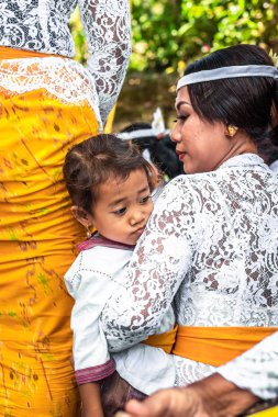 Bali, Endonezya - 9 Ekim 2018: Bali dili geleneksel tören küçük kız.