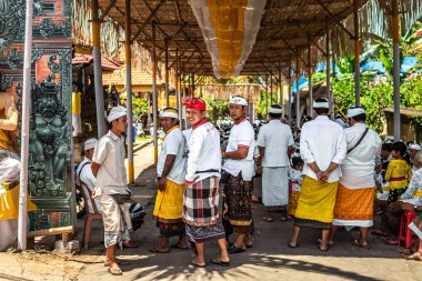 Bali, Endonezya - 9 Ekim 2018: Bali Ubud, Pejeng büyük bir törenle insanlar.