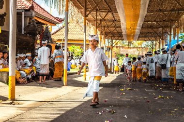 Bali, Endonezya - 9 Ekim 2018: Bali çocuk kültür töreni, Ubud üzerinde geleneksel giysiler içinde.