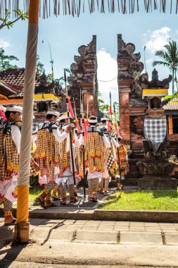 Bali, Endonezya - 9 Ekim 2018: Bali Ubud, Pejeng büyük bir törenle insanlar.