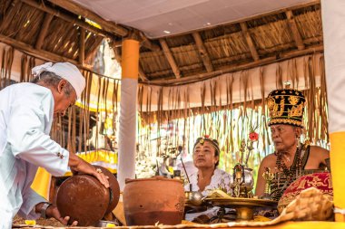 Bali, Endonezya - 9 Ekim 2018: Holyman bir traitional Balili hindu törenle Ubud, Bali Adası üzerinde.