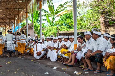 Bali, Endonezya - 9 Ekim 2018: Bali Ubud, Pejeng büyük bir törenle insanlar.