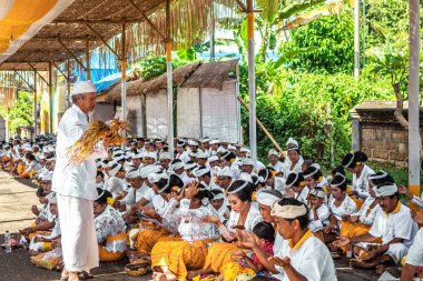 Bali, Endonezya - 9 Ekim 2018: Holyman bir traitional Balili hindu törenle Ubud, Bali Adası üzerinde.