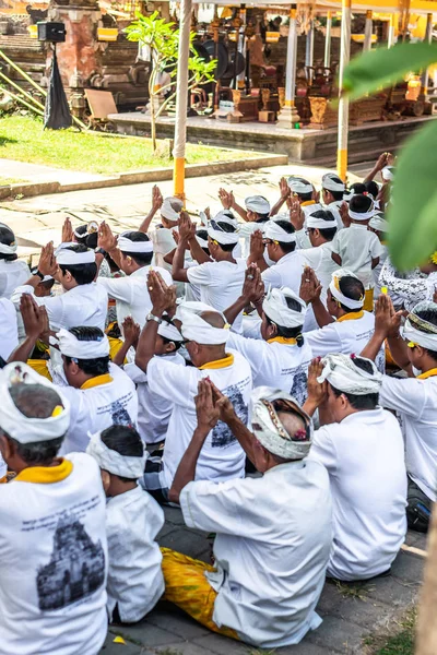 Bali, Endonezya - 9 Ekim 2018: Ubud, Pejeng büyük bir törenle üzerinde dua Bali insanlar.