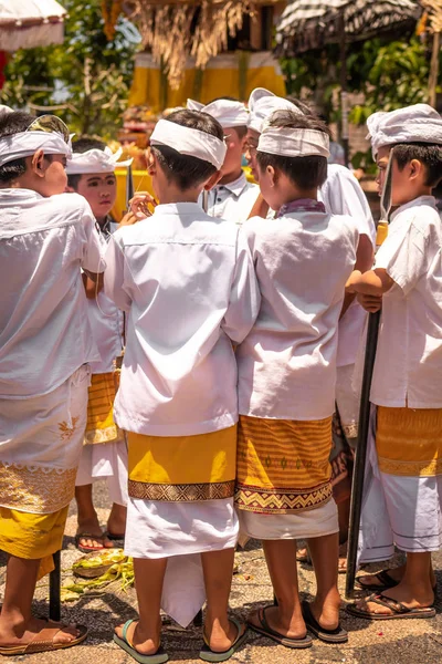 バリ デサ ペジェン漢字家族式の伝統的な衣装でのバリ島, インドネシア - 2018 年 10 月 3 日: バリの男の子儀式ダンス. — ストック写真