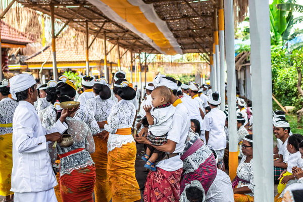 БАЛИ, ИНДОНЕЗИЯ - 9 ОКТЯБРЯ 2018 года: Балийский ребенок на балийской церемонии в Убуде
.